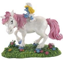 Schtroumpfette chevauche une figurine de licorne sur une pelouse