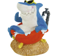 Figurine décorative de requin dans une baignoire avec des lunettes de soleil