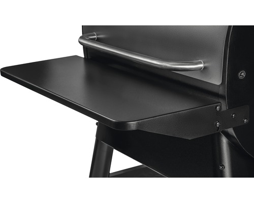 Detailansicht eines schwarzen Grills mit Ablagefläche und silberfarbenem Griff