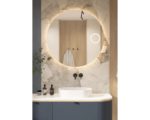 Salle de bain moderne avec miroir rond, vasque à poser et robinetterie
