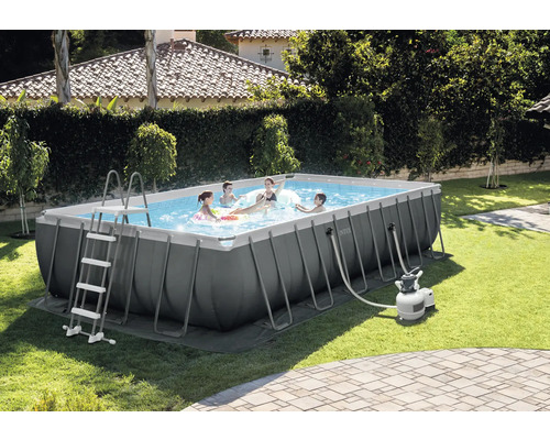 Aufblasbarer Rechteckpool im Garten mit spielenden Personen, Leiter und Filterpumpe