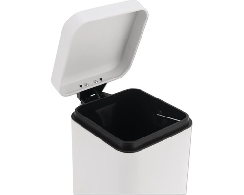 Poubelle à pédale blanche ouverte avec seau intérieur noir.