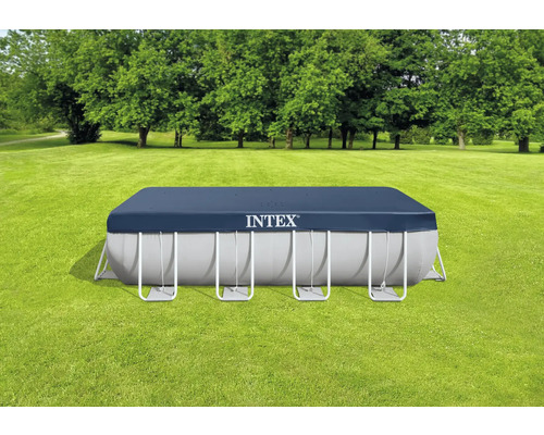 Piscine tubulaire Intex avec couverture sur une pelouse