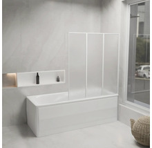 Helles Badezimmer mit Badewanne und Duschwand