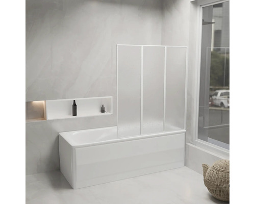 Helles Badezimmer mit Badewanne und Duschwand