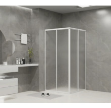 Badezimmer mit Duschkabine, Waschtisch und Handtuchhalter