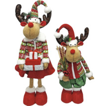 Zwei Stoffrentiere als Weihnachtsdekoration mit Mütze und Winterkleidung