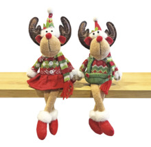 Zwei dekorative Weihnachtselche zum Sitzen mit Mütze und Schal