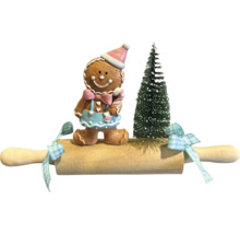Figurine bonhomme en pain d''épices avec sapin de Noël et rouleau à pâtisserie