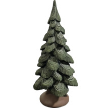 Dekorative grüne Tanne auf braunem Sockel