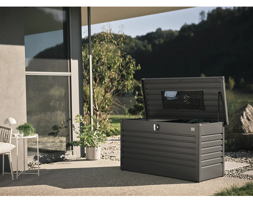 Coffre de jardin ouvert pour ranger le matériel de jardinage à l''extérieur