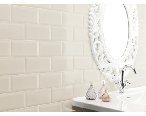 Badezimmer mit Wandfliesen in U-Bahn-Optik, Spiegel und Waschbecken