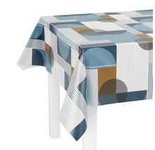 Table avec une nappe en toile cirée à motif géométrique.