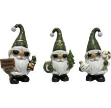 Drei Gartenzwerge mit Sonnenbrille, Weihnachtsmotiven und grünen Mützen