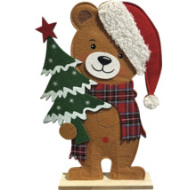 Dekorativer Weihnachtsartikel: Teddybär mit Weihnachtsmütze und Baum