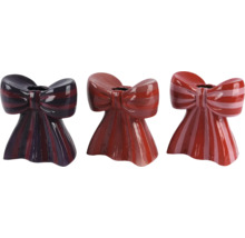 Trois vases en céramique à rayures en forme de noeud