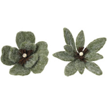 Zwei Dekoblumen mit braunen und beigen Akzenten