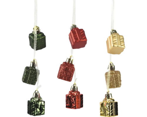 Neuf boîtes cadeaux servant de décorations de sapin de Noël suspendues à des rubans