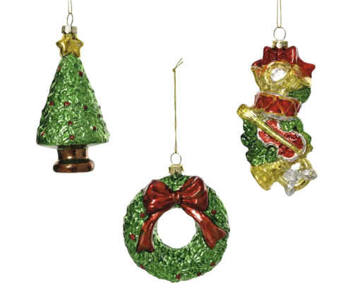 Trois boules de Noël suspendues en forme de sapin de Noël, de couronne et de musicien avec des instruments.