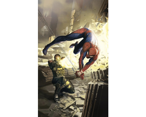 Spider-Man esquive un adversaire dans un environnement détruit.