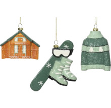 Ensemble décoratif avec maison, équipement de ski et pull comme décoration de sapin de Noël