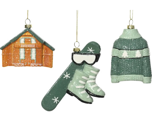 Ensemble décoratif avec maison, équipement de ski et pull comme décoration de sapin de Noël