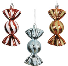 Trois boules de Noël en forme de bonbon en rouge, argent et or