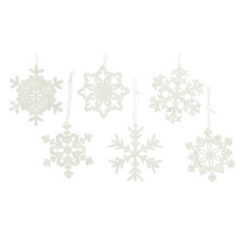 Plusieurs flocons de neige décoratifs sont suspendus à des fils.