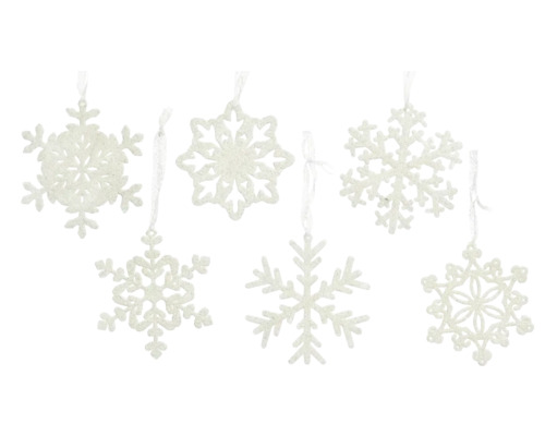 Plusieurs flocons de neige décoratifs sont suspendus à des fils.