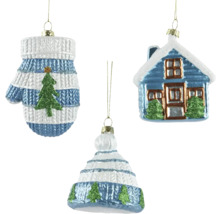 Trois décorations de sapin de Noël en forme de gant, de maison et de bonnet