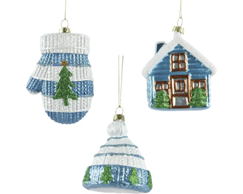 Trois décorations de sapin de Noël en forme de gant, de maison et de bonnet