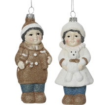 Deux figurines comme décorations de sapin de Noël avec garçon et fille