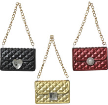 Drei gesteppte Handtaschen mit Kettenriemen in Schwarz, Gold und Rot