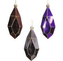 Drei rautenförmige Christbaumkugeln mit glitzernden Verzierungen