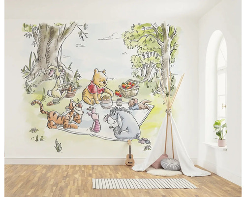 Aménagement mural avec Winnie l''ourson et ses amis pique-niquant dans les bois, vue de la pièce