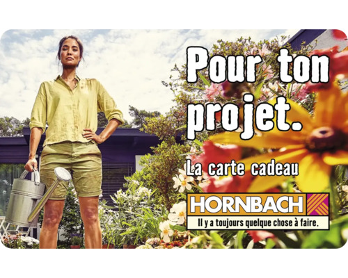 Femme avec arrosoir dans le jardin pour le projet Hornbach et la carte cadeau