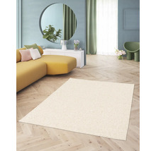 Wohnzimmer mit beigem Teppich, gelbem Sofa und runder Spiegelfläche.