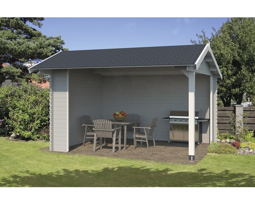 Gartenszene mit Holz Gartenhaus, Gartentisch, Gartenstühlen und Grill.