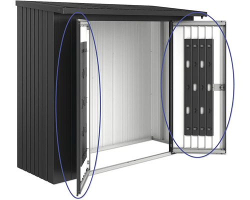 Geöffneter Geräteschuppen aus Metall zur Aufbewahrung von Gartengeräten