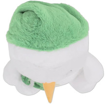 Figurine en peluche avec bonnet pointu et nez de carotte