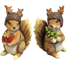 Zwei Eichhörnchenfiguren mit Geweihmütze, eines mit Geschenk, das andere mit Weihnachtsbaum