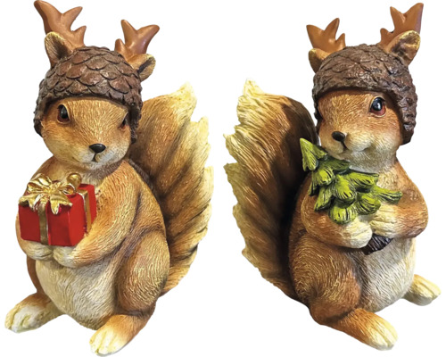 Zwei Eichhörnchenfiguren mit Geweihmütze, eines mit Geschenk, das andere mit Weihnachtsbaum
