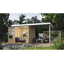 Scène de jardin avec cabane de jardin en bois et terrasse couverte avec mobilier de jardin entourée de verdure