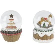Zwei Schneekugeln mit Weihnachtsbaum und Schaukelpferd auf einem Sockel