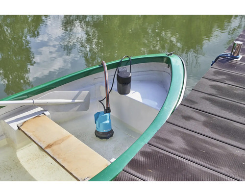 Une pompe pour eaux chargées Gardena avec batterie se trouve à l''intérieur d''un bateau.