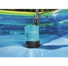 GARDENA Schmutzwasser-Tauchpumpe im Pool mit Wasserschlauch