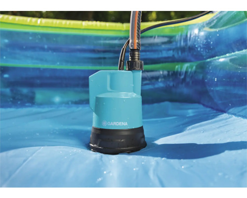 Pompe submersible pour eaux chargées GARDENA dans une piscine avec tuyau d''arrosage
