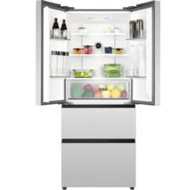 Réfrigérateur ouvert avec des aliments dans les compartiments et les tiroirs