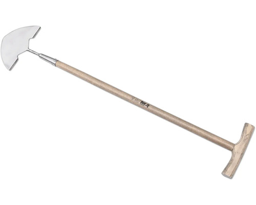 Hacke mit Holzstiel und T-Griff