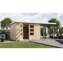 Gartenszene mit Holzgartenhaus, Werkbank und Sitzbereich mit Überdachung.